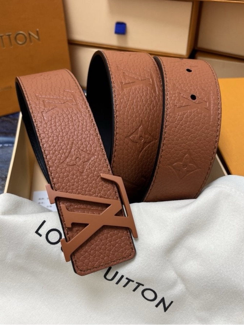 LV Initiales Taurillon Monogram 40mm Reversible Belt - Picture 9 of 9